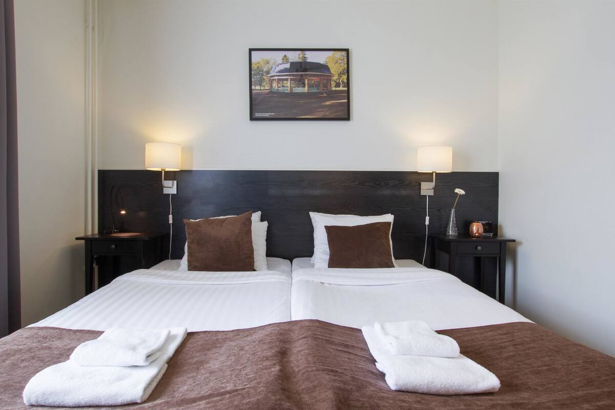 Escritorio, cunas, wifi gratis y ropa de cama 
