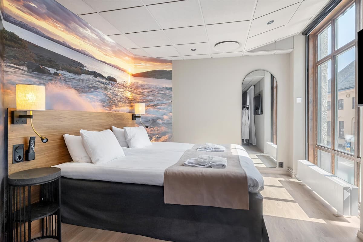 Junior-Suite, 1 King-Bett, Whirlpool, Stadtblick | Schreibtisch, Babybetten, kostenloses WLAN, Bettwäsche