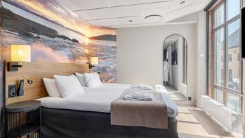 Junior-Suite, 1 King-Bett, Whirlpool, Stadtblick | Schreibtisch, Babybetten, kostenloses WLAN, BettwÀsche