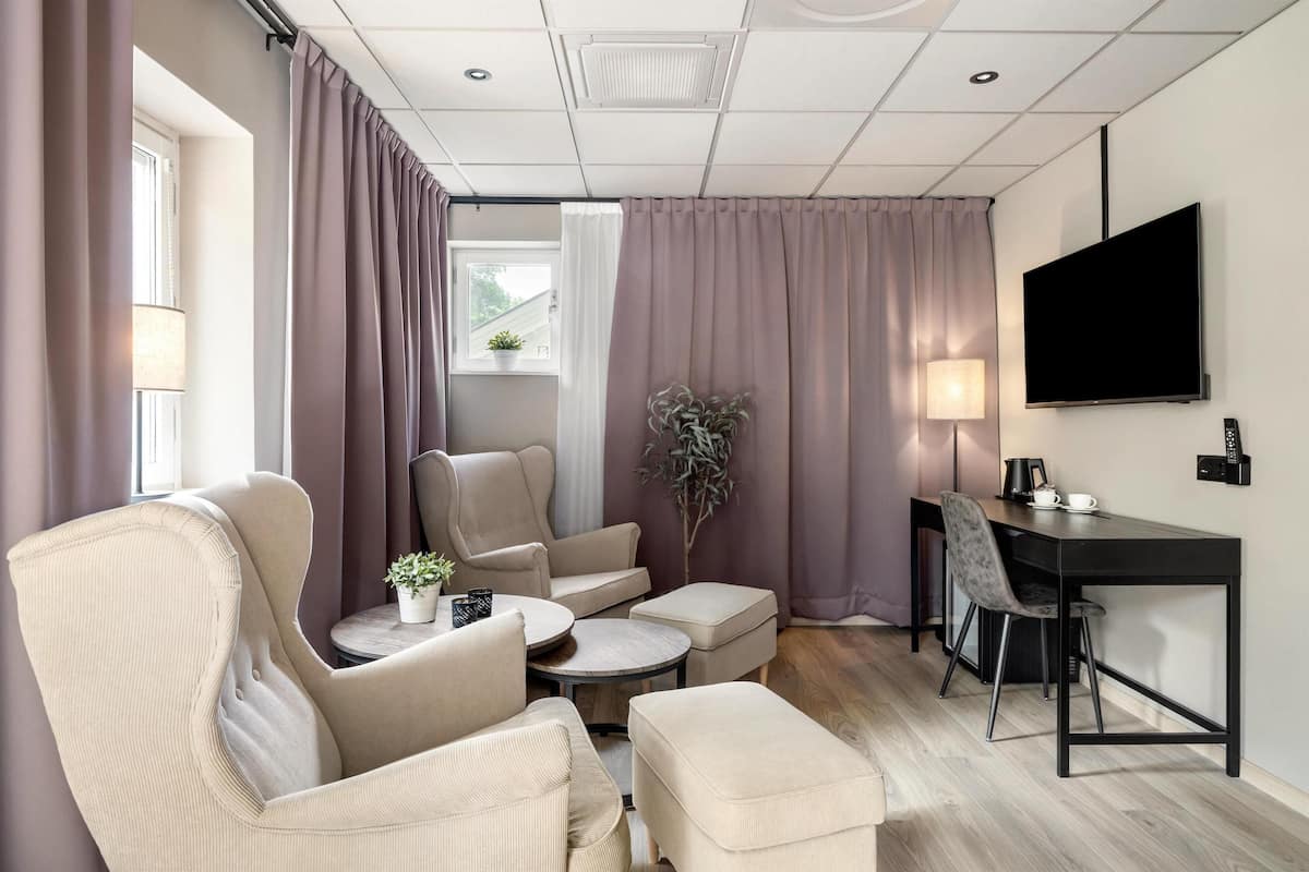 junior suite, 1 king bed, hot tub, city view | 1 bedroom, desk, cots/infant beds, free wifi