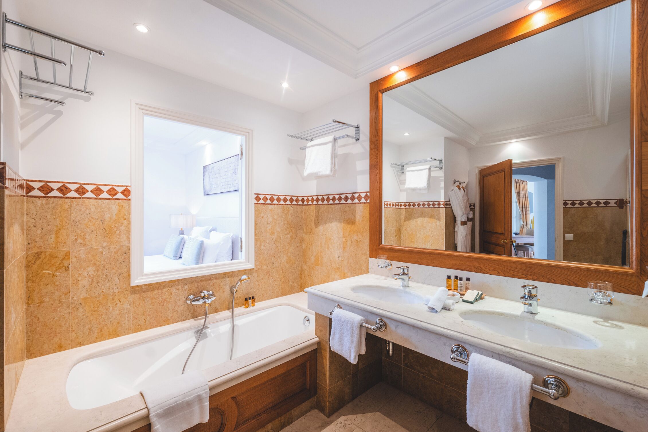 suite, terrace (ambre) | bathroom | combined shower/bathtub, deep-soaking bathtub, free toiletries