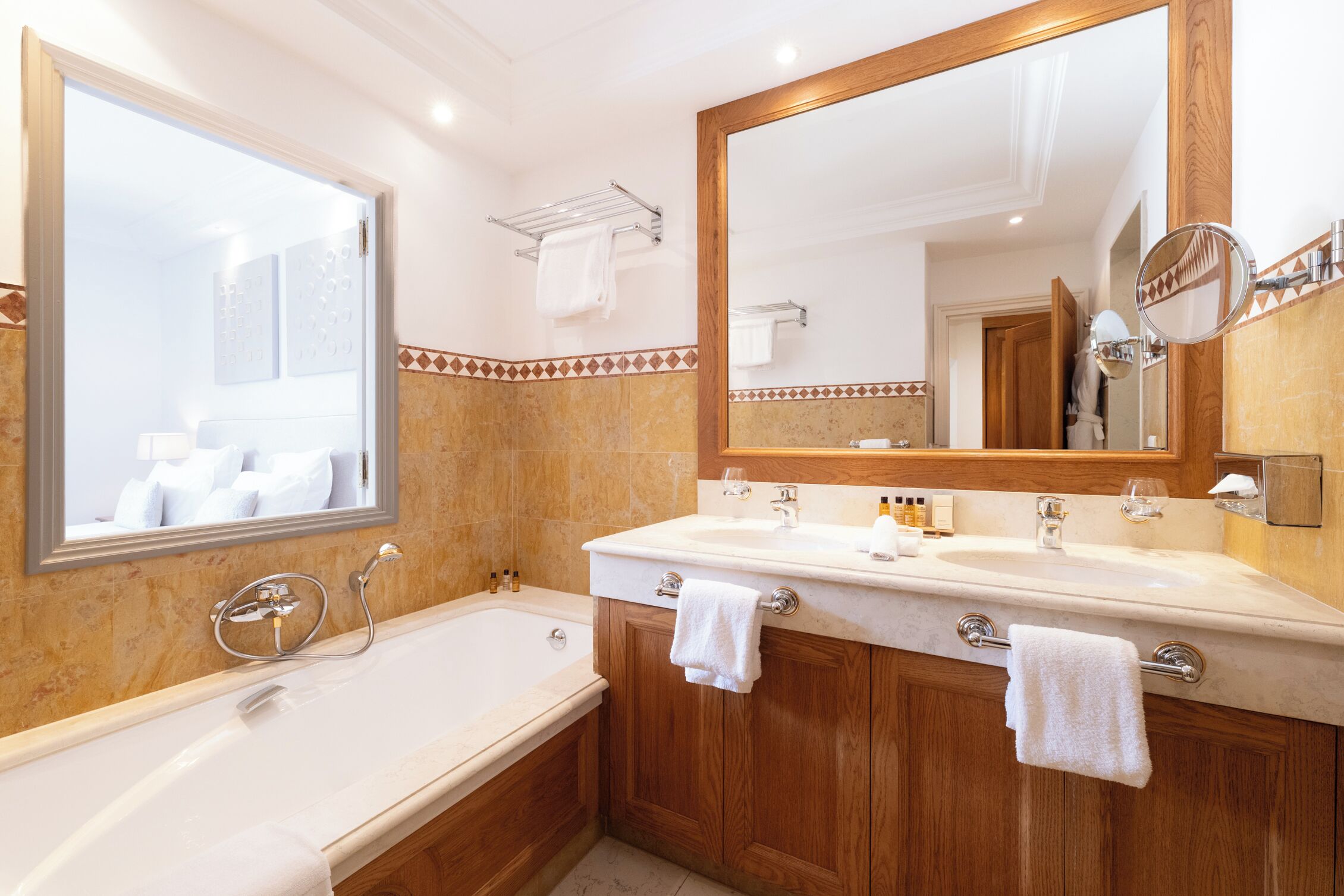 suite, jetted tub (diamant) | bathroom | combined shower/bathtub, deep-soaking bathtub, free toiletries