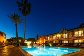 Front of property - evening/night - Hôtel Le Domaine de l'Astragale, Saint-Tropez (Gassin)