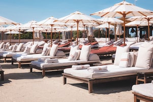 Una playa cerca, arena blanca