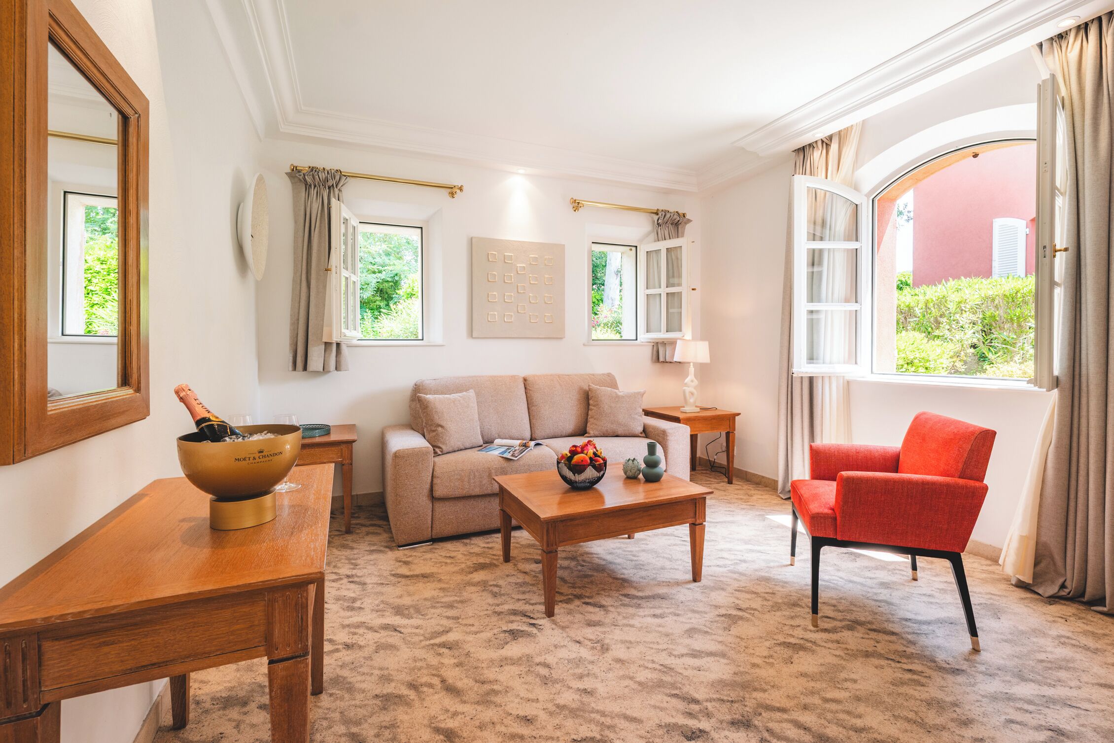 suite, jetted tub (diamant) | living area | flat-screen tv