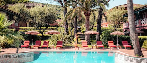 4 piscines extérieures, parasols de plage, chaises longues