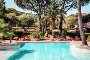 4 outdoor pools, pool umbrellas, sun loungers - Hôtel Le Domaine de l'Astragale, Saint-Tropez (Gassin)