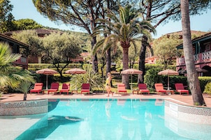 4 outdoor pools, pool umbrellas, sun loungers