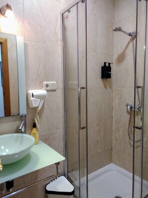 Quarto casal básico, 1 cama de casal, banheiro privativo, vista para a cidade | Banheiro | Chuveiro com efeito de chuva, toalhas de banho