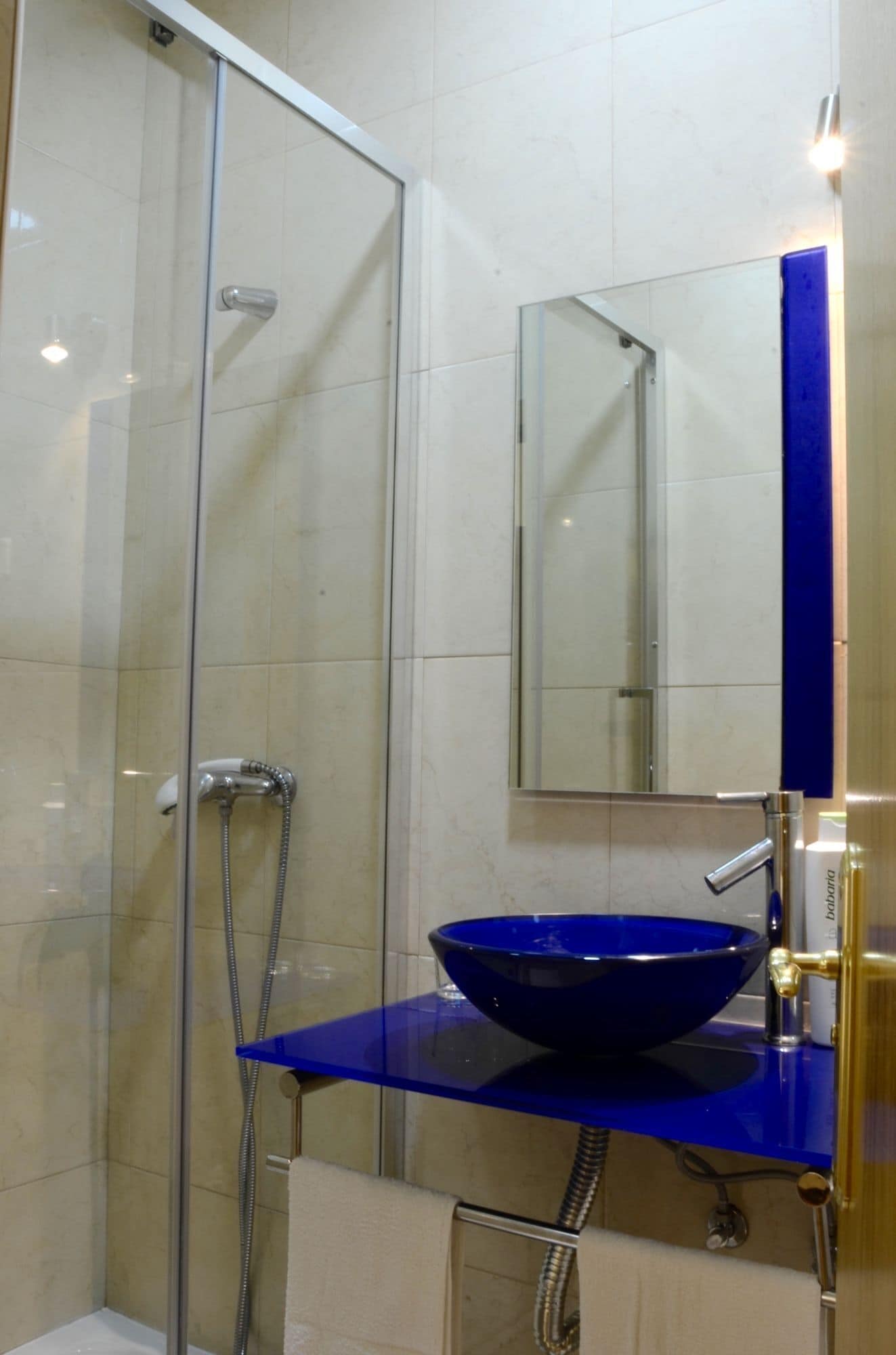 Rainfall showerhead, towels