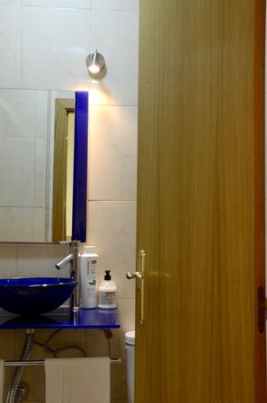 Rainfall showerhead, towels - Hostal Nersan II (Madrid)