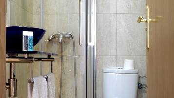 Capçal de dutxa tipus cascada i tovalloles