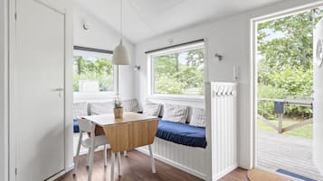 Basic-sumarhús - 2 svefnherbergi (Excluding Towels, Sheets, Cleaning) | Stofa | 24-cm sjónvarp með kapalrásum