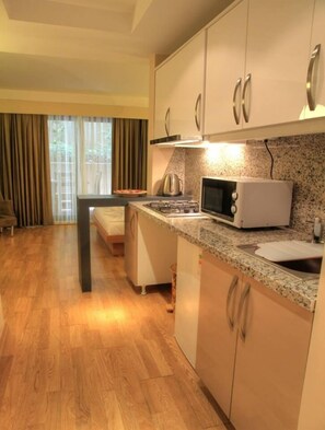 Full-size fridge, microwave, coffee/tea maker - Taksim Premier Suites (Istanbul)