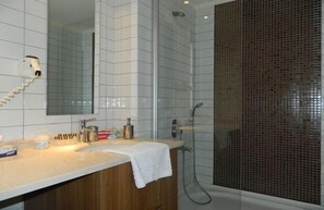 Dusche, Haartrockner, Bidet, Handtücher