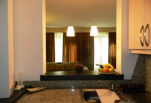 Großer Kühlschrank, Mikrowelle, Wasserkocher mit Kaffee-/Teezubehör