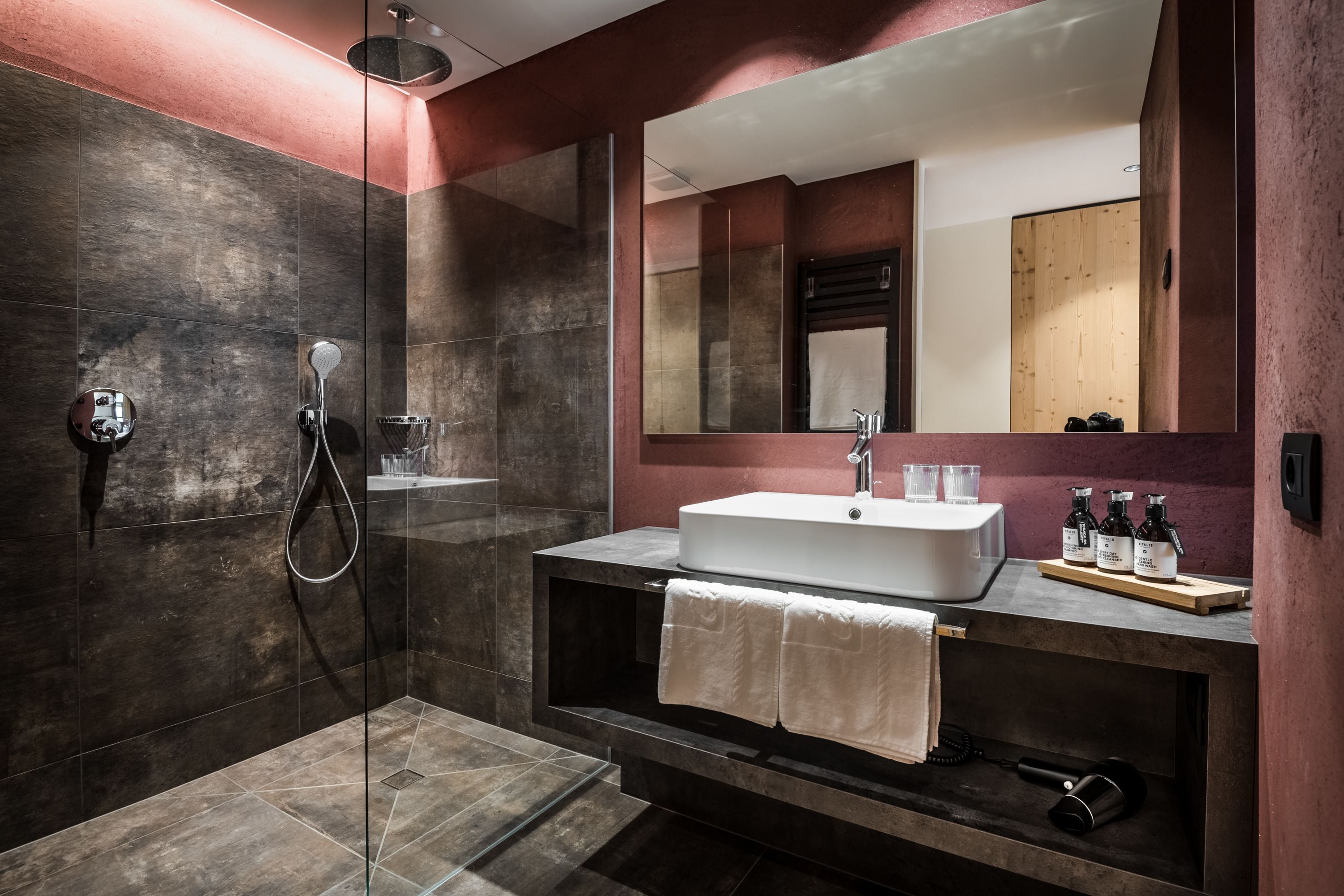 deluxe room (erta) | bathroom | free toiletries, hair dryer, bathrobes, slippers