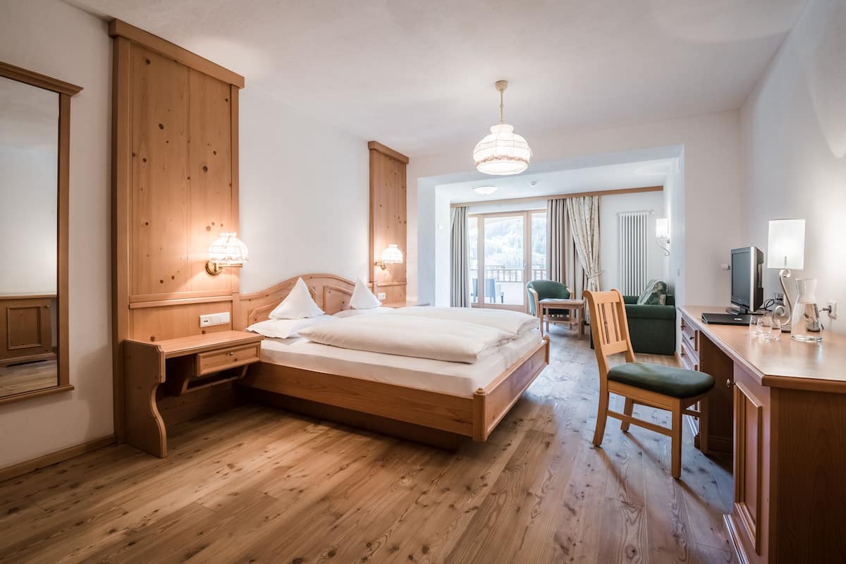 Chambre double (Edelweiss) | Couette en duvet, minibar, coffre-fort, ameublement unique