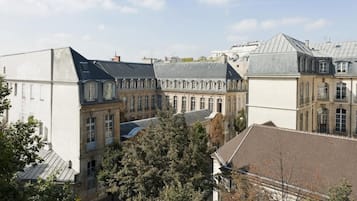 Een historisch pand met klassieke architectuur, met meerdere ramen en een opvallende centrale binnenplaats.