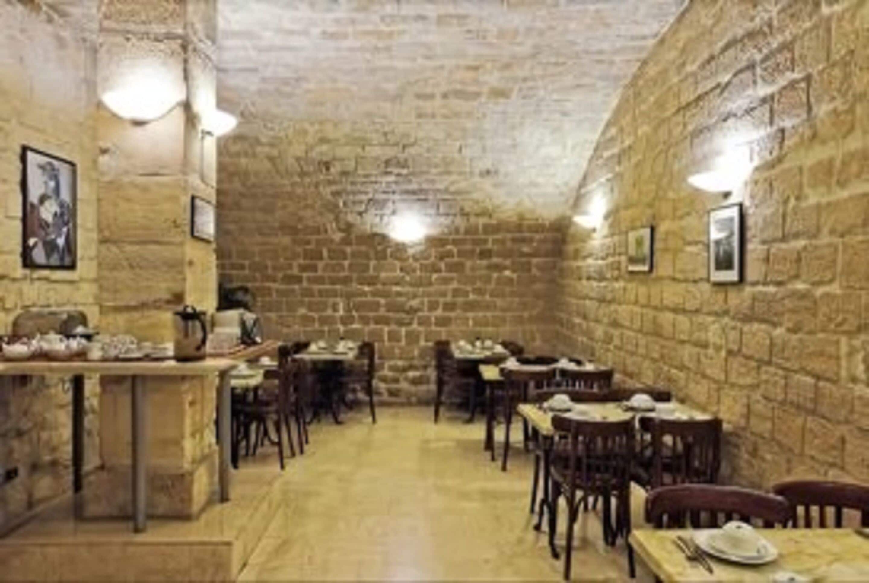 Petit déjeuner continental (11.50 EUR par personne)