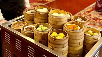 Une variété de plats de dim sum servis dans des paniers à vapeur en bambou.