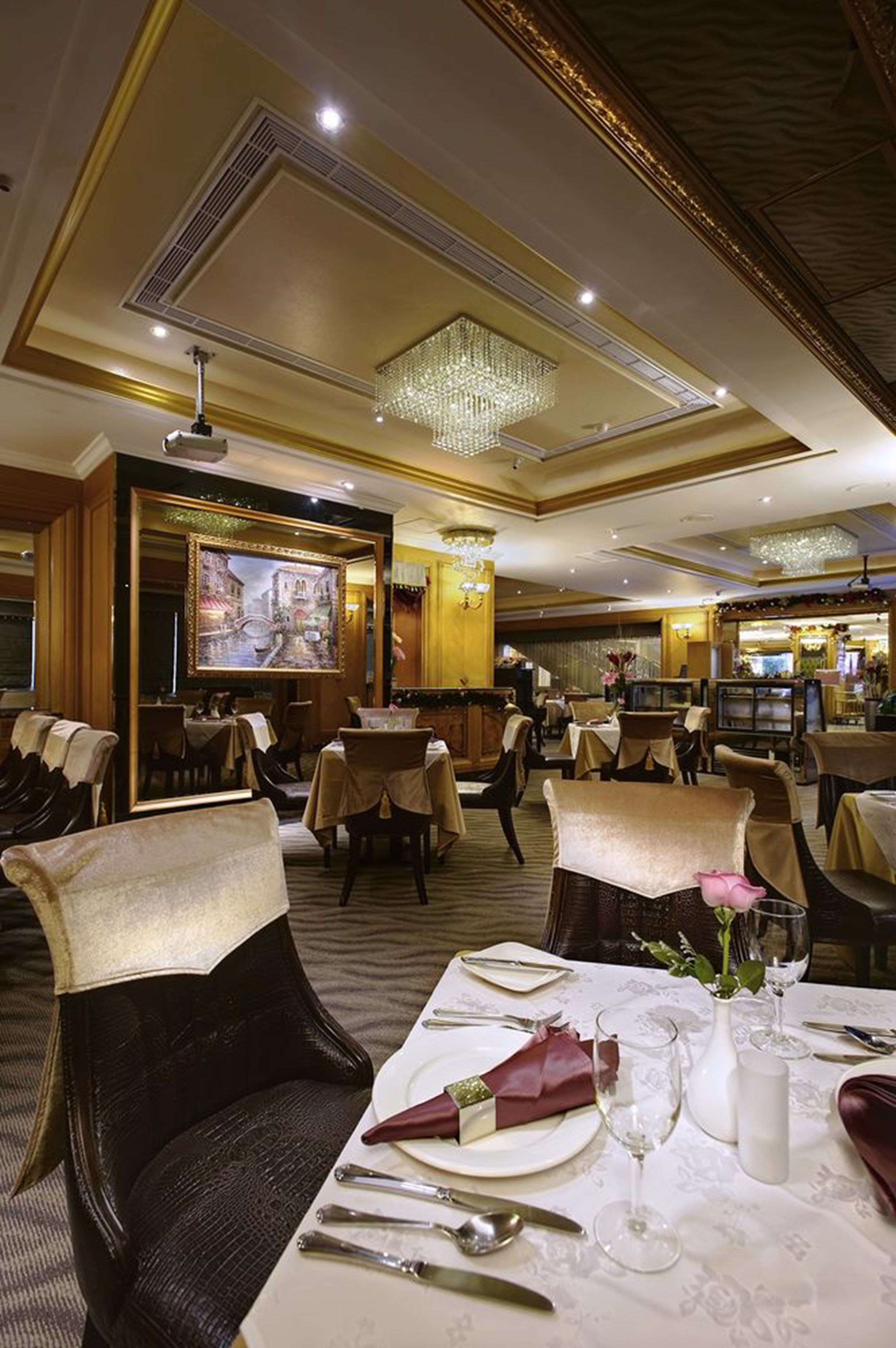 2 restaurants, lunch served