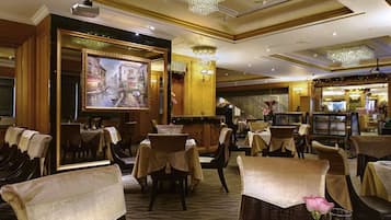 2 restaurants; lunch, dinner and brunch served