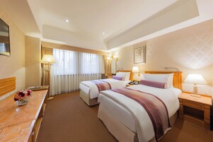 雙床房 | 羽絨被、特厚豪華床墊、房內夾萬、書桌