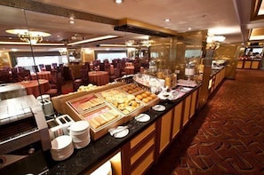 Daily full breakfast (TWD 450 per person)
