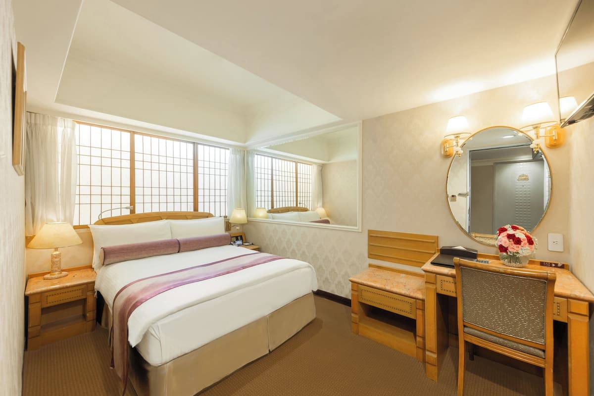 Habitación económica, 1 cama matrimonial, sin ventanas | Edredón, camas con pillow-top y caja de seguridad en la habitación