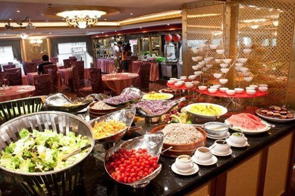 Un buffet proposant une variété de plats et de boissons.