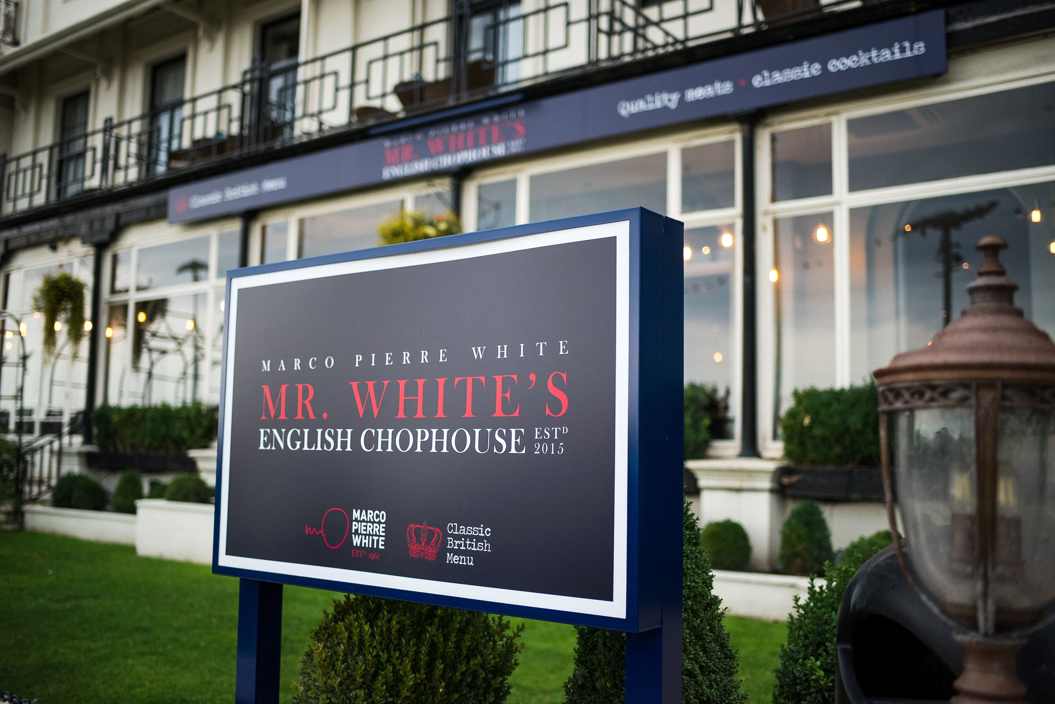 Cartell de Mr. White's English Chophouse, fundat l'any 2015, amb un menú britànic clàssic.
