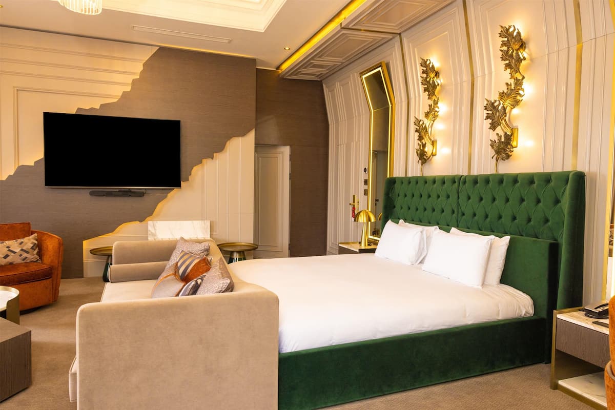 Junior Suite, 1 King Bed (Royal)