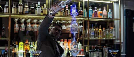 Un camarero sirviendo una bebida en un vaso.