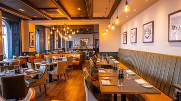 2 restaurants; breakfast, lunch, dinner and brunch served