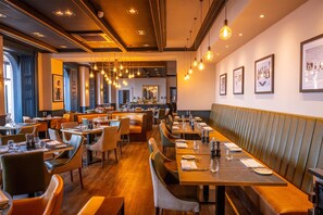 2 restaurants; breakfast, lunch, dinner, and brunch served - Dover Marina Hotel & Spa, Tapestry Collection by Hilton (Dover)