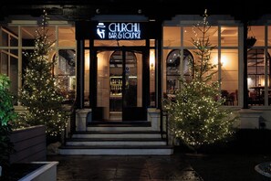 Beach views, serves lunch and dinner