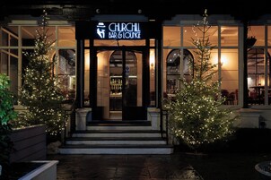 Beach views, serves lunch and dinner