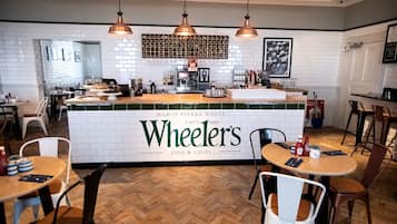2 restaurantes; se sirve desayuno, almuerzo y cena; cocina internacional