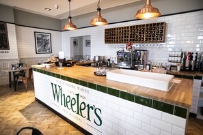 2 restaurantes; se sirven desayunos, almuerzos, cenas y brunches