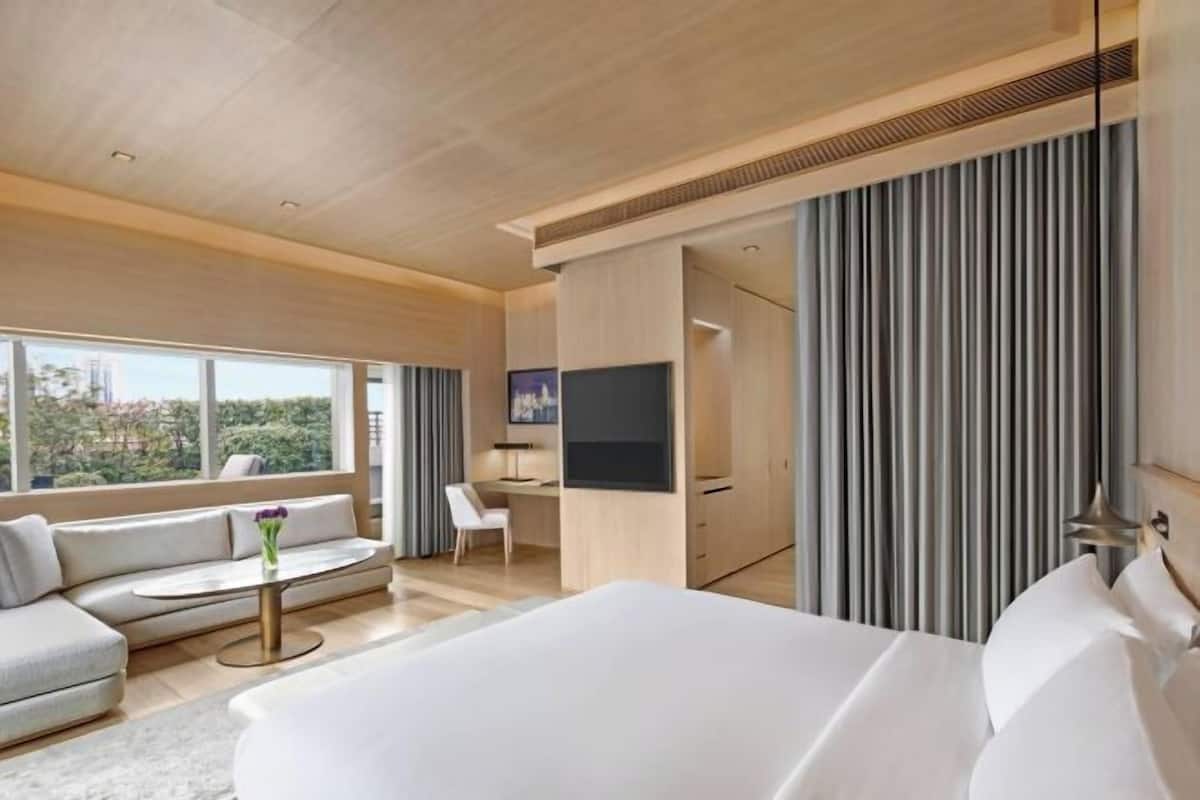 Premium bedding, minibar, in-room safe, soundproofing
