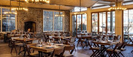 Déjeuner et dîner servis sur place, spécialités Cuisine américaine