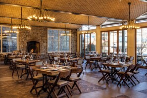 Serveert lunch en diner, Amerikaanse gerechten