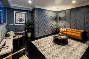 Signature Room, 1 King Bed | Individually decorated, individually furnished, iron/ironing board