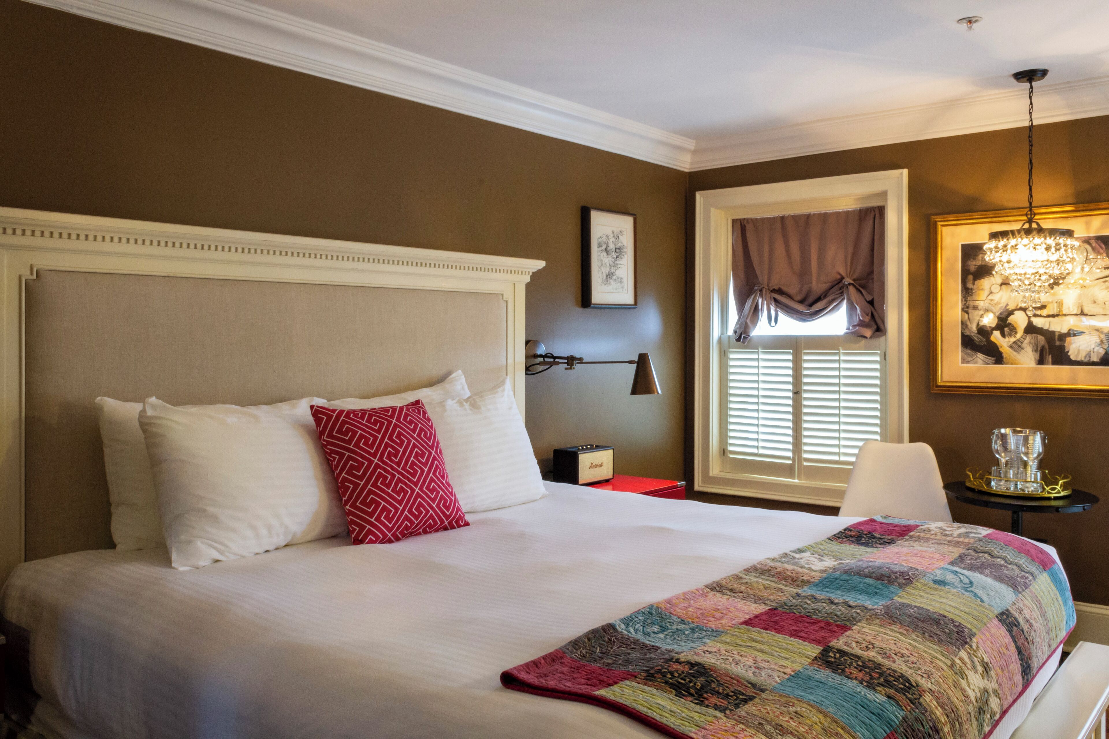 Rom – standard, 1 queensize-seng | Individuelt dekorert, individuelt innredet og strykejern/-brett