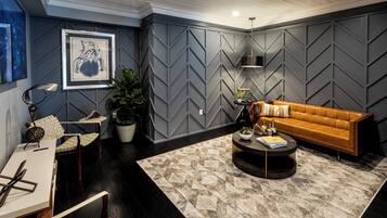 特色套房, 1 張特大雙人床, 陽台 | 起居區 | 平面電視