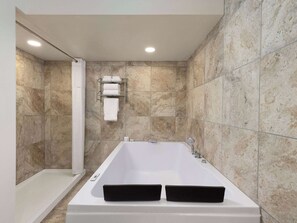 Suite empresarial, 1 cama King size, para no fumadores, hidromasaje | Ropa de cama de alta calidad y cortinas blackout 