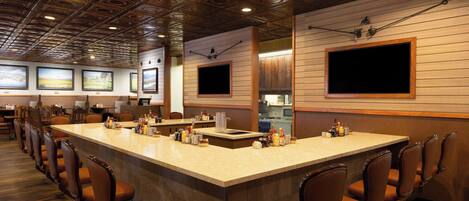 Serveert ontbijt, lunch, diner, Amerikaanse gerechten