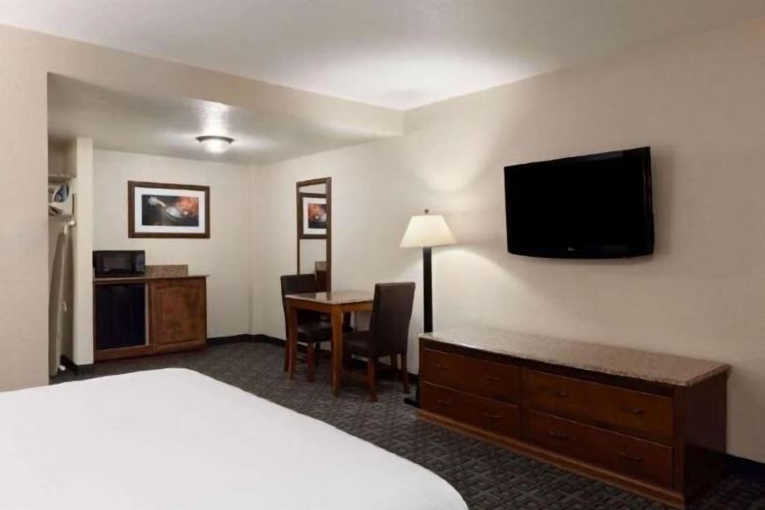 Luxe beddengoed, verduisterende gordijnen, een strijkplank/strijkijzer