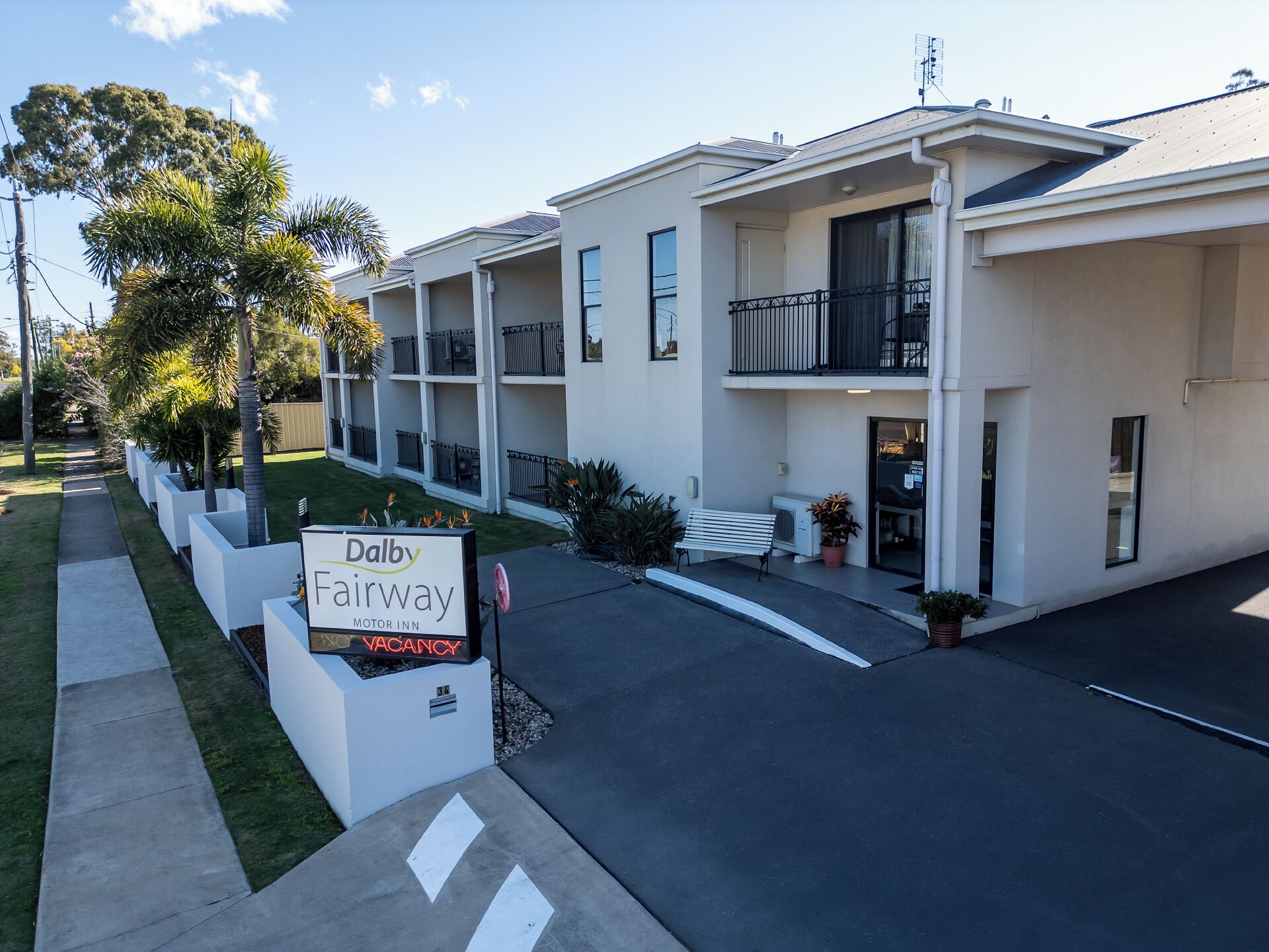 Un motel llamado Dalby Fairway con un cartel que indica disponibilidad.